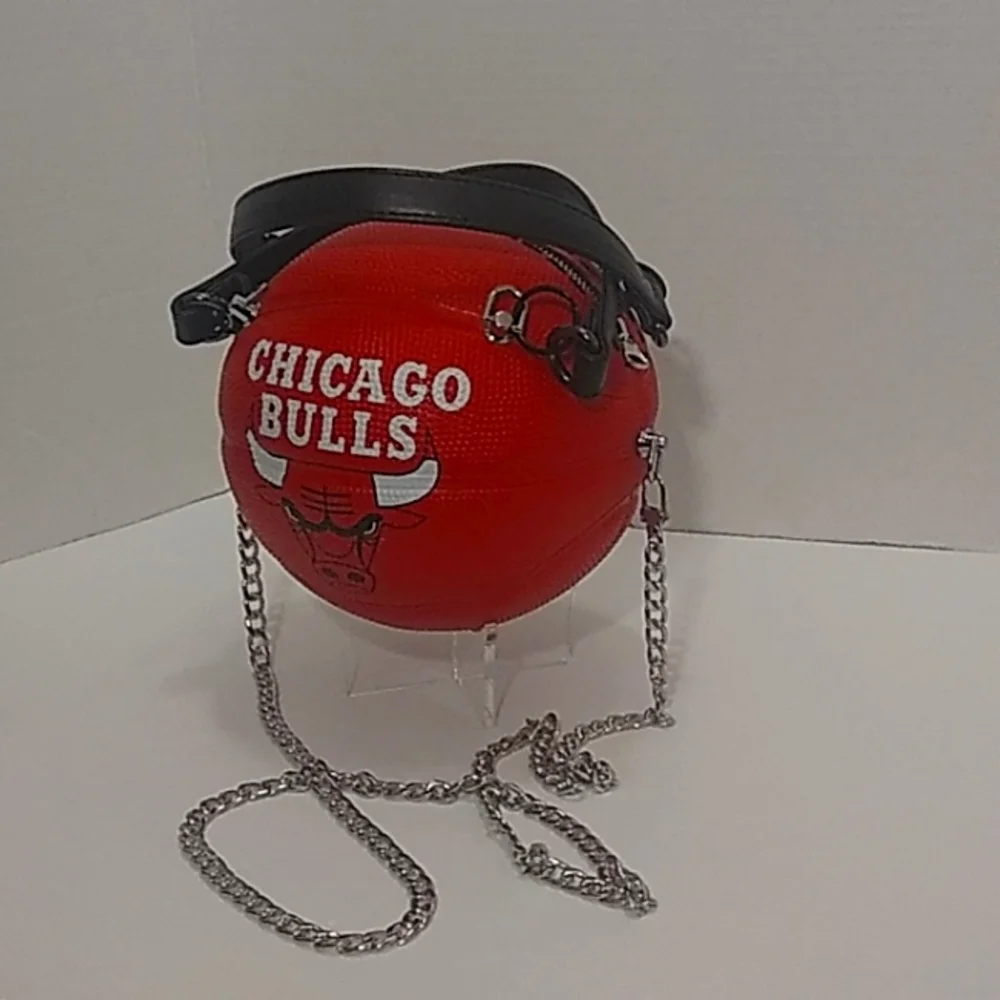 NWT LIMITED EDITION HANDMADE CHICAGO BULLS SMALL BASKETBALL PURSE π - Picture 8 of 17